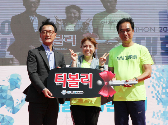 쌍용자동차는 지난달 30일 경기도 평택항 국제여객터미널 인근에서 열린 '평택항 마라톤 대회'를 후원했다고 1일 밝혔다. 티볼리 아머 경품 당첨자 장선화(가운데)씨가 정장선 평택시장(오른쪽), 최재연 쌍용차 부장과 기념 촬영을 하고 있다. <쌍용자동차 제공>